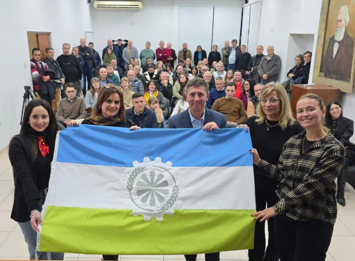 Las Colonias presentó su bandera oficial y realizó el primer izamiento