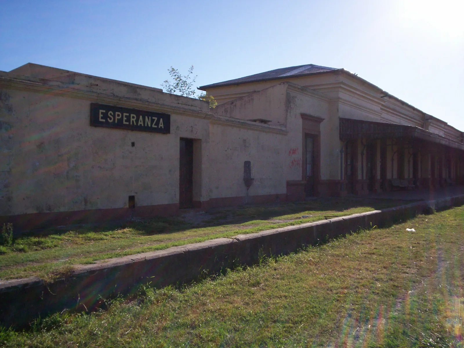 Antigua estacion de tren de Esperanza, del Ferrocarril Santa Fe a Las Colonias (imagen de contexto de transporte, no es la terminal de omnibus)