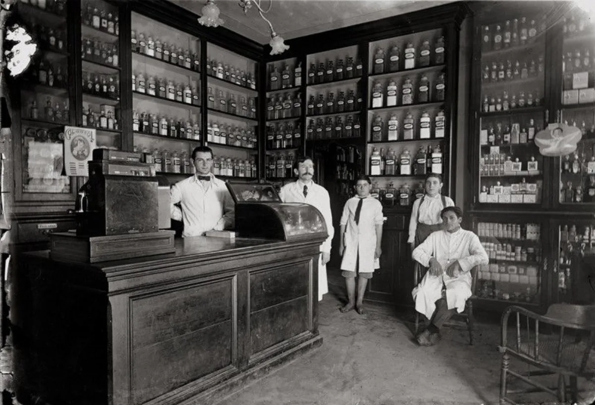 Fotografia historica de una farmacia de Esperanza, tomada por Fernando Paillet (coleccion del Museo Nacional de Bellas Artes)
