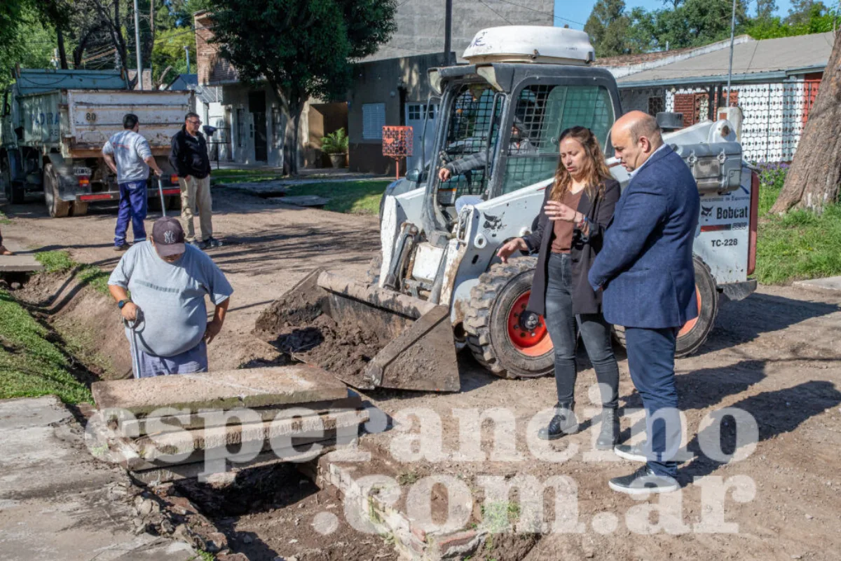 Mantenimiento de cunetas y desagües en barrio Los Troncos